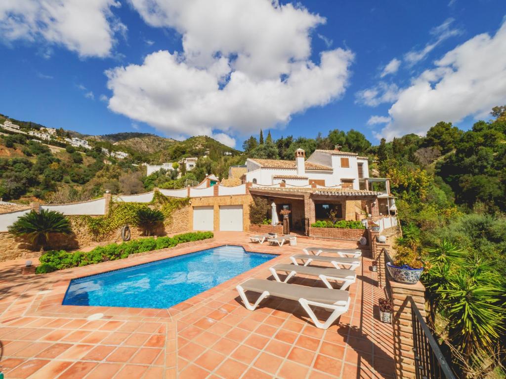 una vista exterior de una casa con piscina en Cubo's Villa La Gitanilla en Mijas