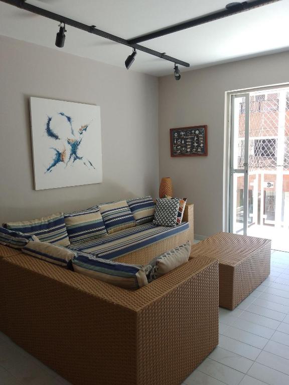 a living room with a large couch in a room at Apartamento familiar com acesso privativo à Praia Mansa in Matinhos