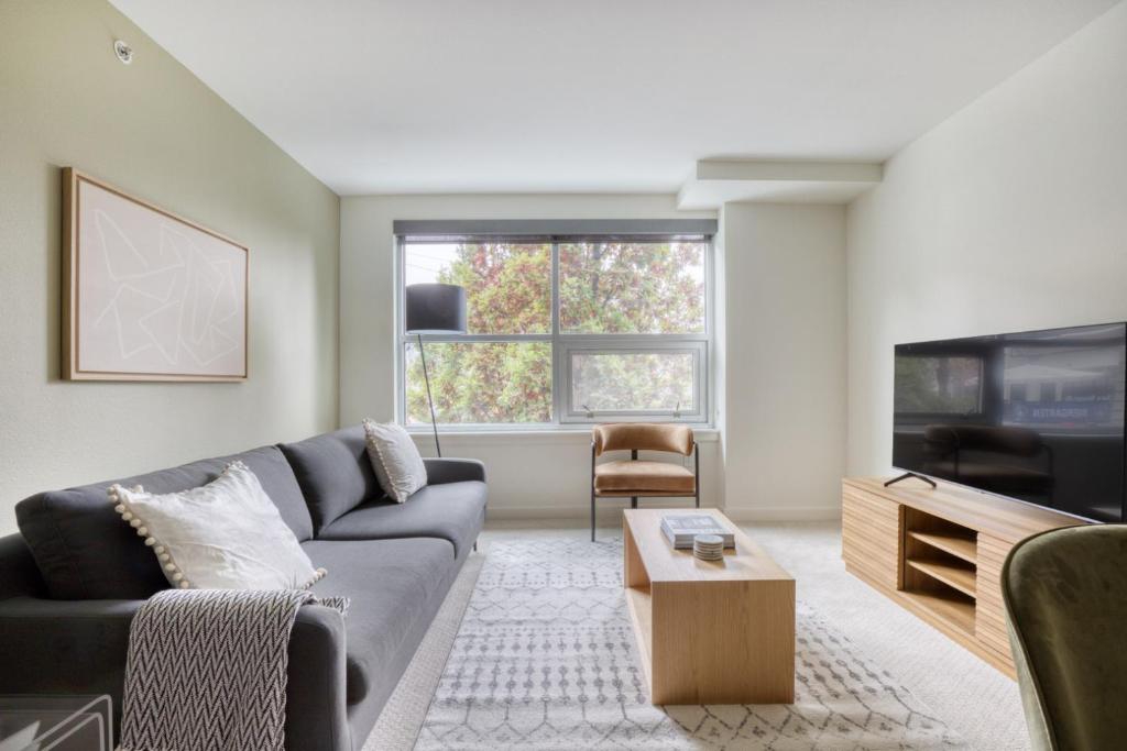 Apartment Lower Queen Anne 2br w bbq roof near Metro SEA521, Seattle