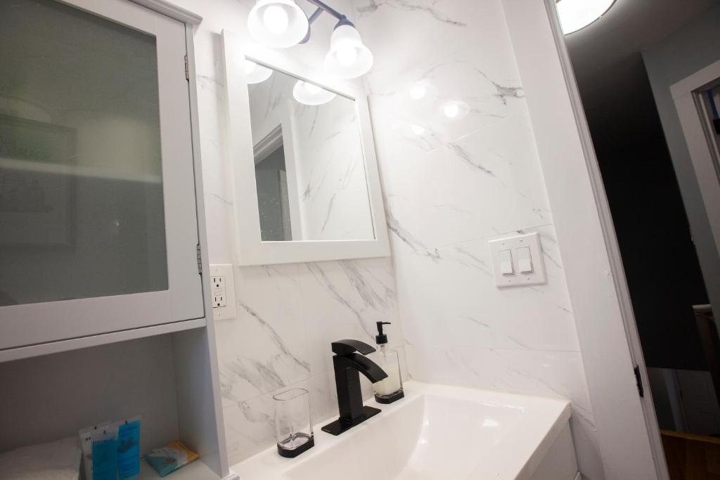 Koupelna v ubytování Alafia- Cozy JFK Area Home - This property is a hosted property meaning the host live on site