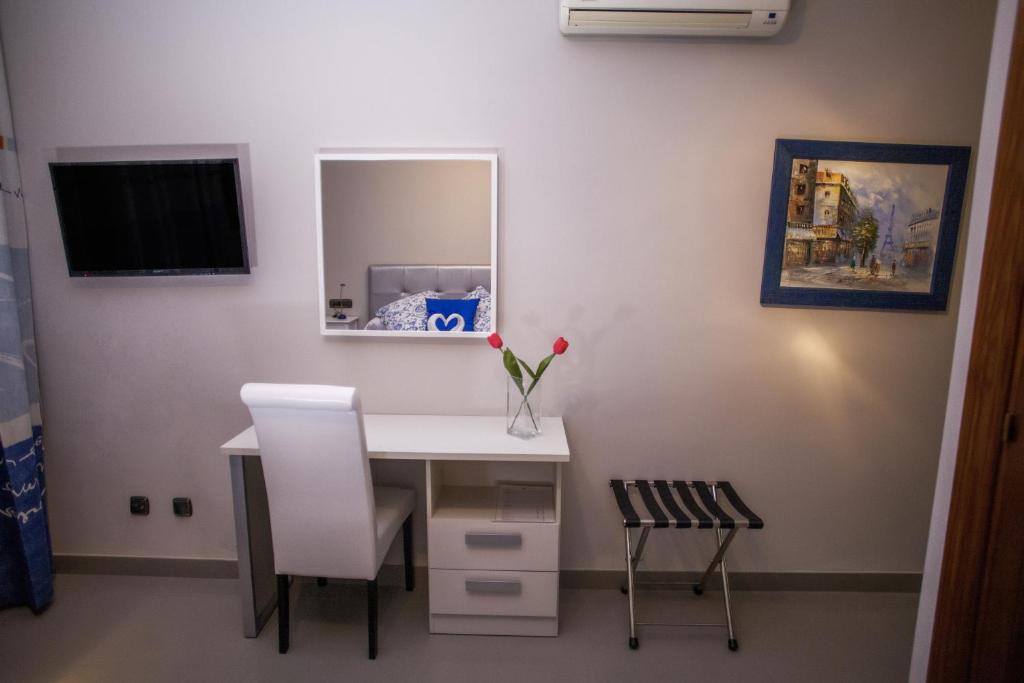 TV a/nebo společenská místnost v ubytování Hotel Bajamar Centro