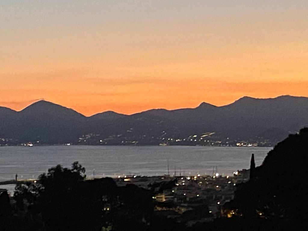 vista sulla città e sull'oceano al tramonto di Villa Galateias, un coin de Paradis, superbe vue avec piscine a Cannes