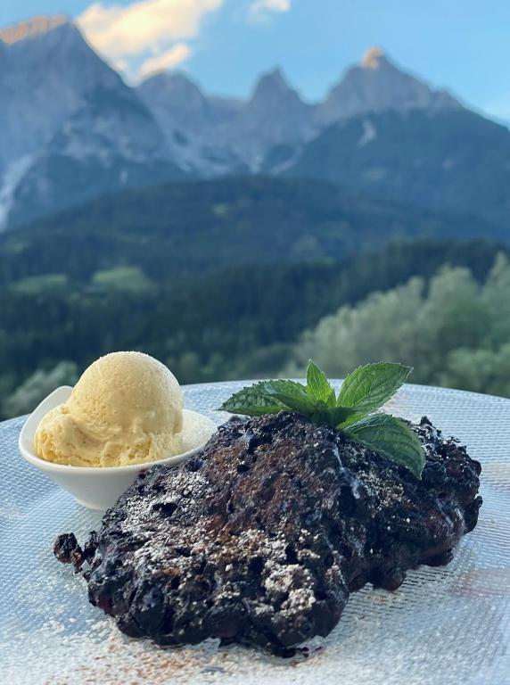 A general mountain view or a mountain view taken from a szállodákat