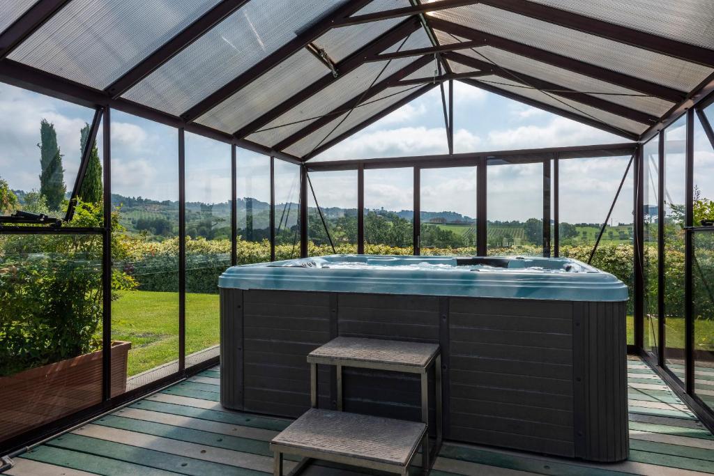 Bazén v ubytování Agriturismo Corte Benedetto nebo v jeho okolí
