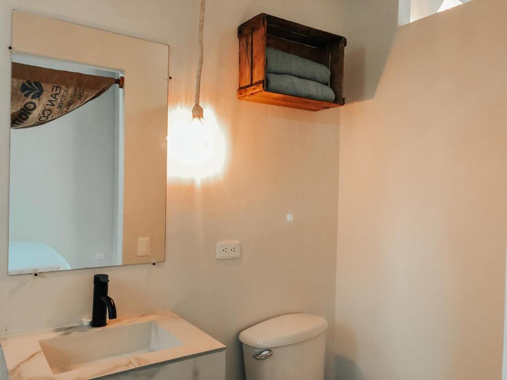 Koupelna v ubytování Ayampe Lofts