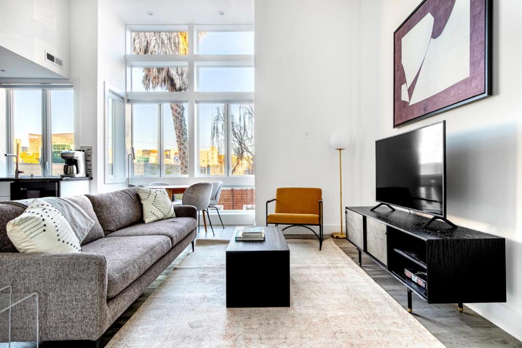 Et sittehjørne på SoMa 1BR w Office WD Private Patio nr HQs SFO-455