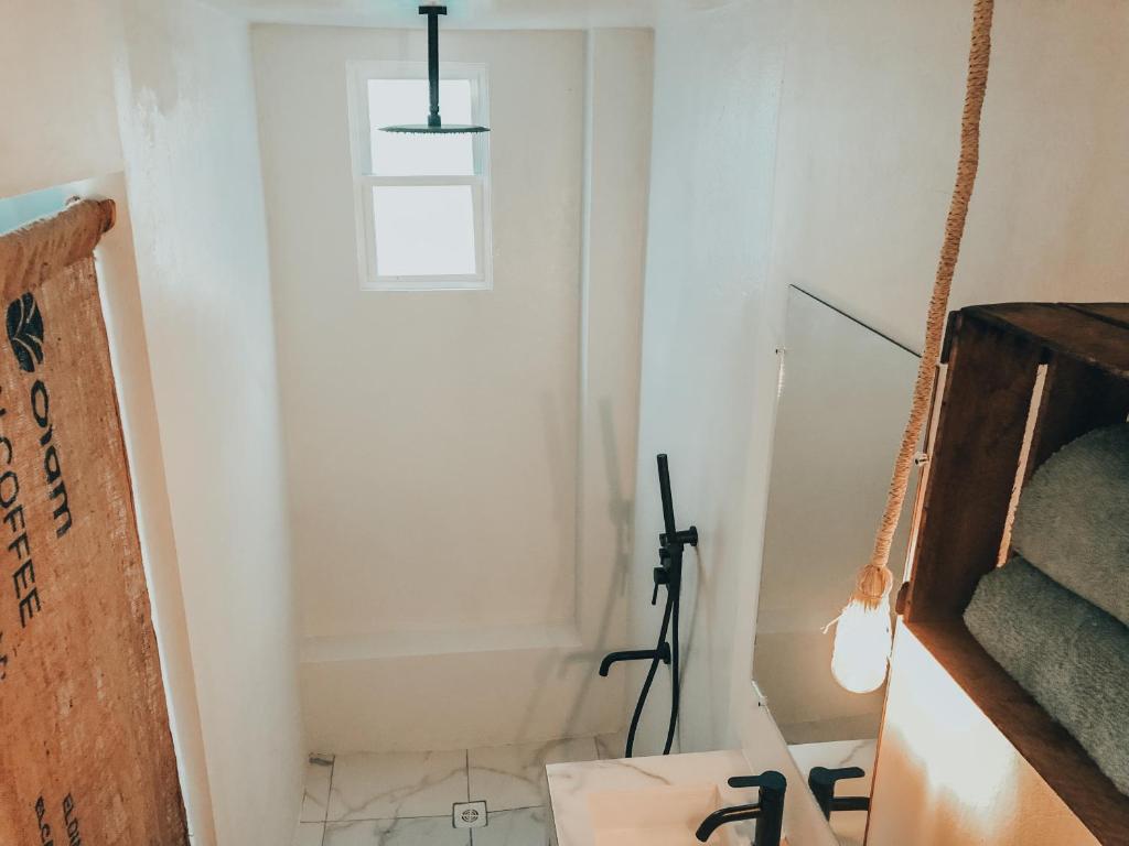 Koupelna v ubytování Ayampe Lofts