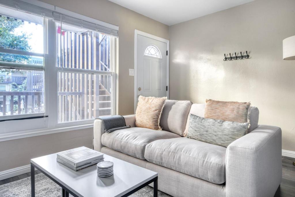 San Mateo studio w pool wd nr 20 restaurants SFO-1148 في سان ماتيو: غرفة معيشة بها أريكة وطاولة