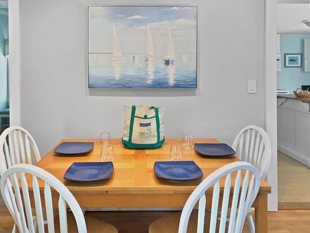 une table à manger avec quatre chaises et un tableau dans l'établissement 25 Grey Neck Road West Harwich Cape Cod - - Crosswinds II, à West Harwich