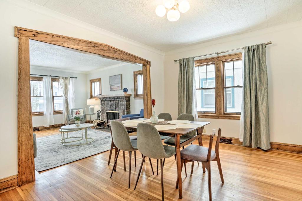 ein Esszimmer mit einem Tisch und Stühlen in der Unterkunft Minneapolis Vacation Rental Near Lake Harriet in Minneapolis