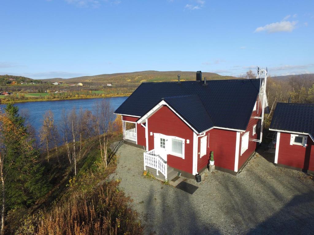 Nuorgam的住宿－Villa Nuorgam，黑色屋顶红色房子的空中景色