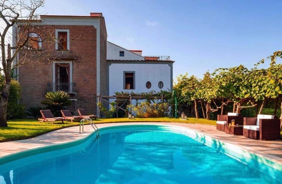 una piscina frente a una casa en La Dimora 4: Charm and Quiet, en SantʼAgata sui Due Golfi