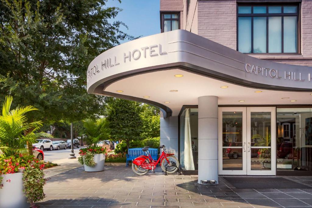華盛頓的住宿－國會山套房酒店，一辆停在外面、装有红色自行车的酒店