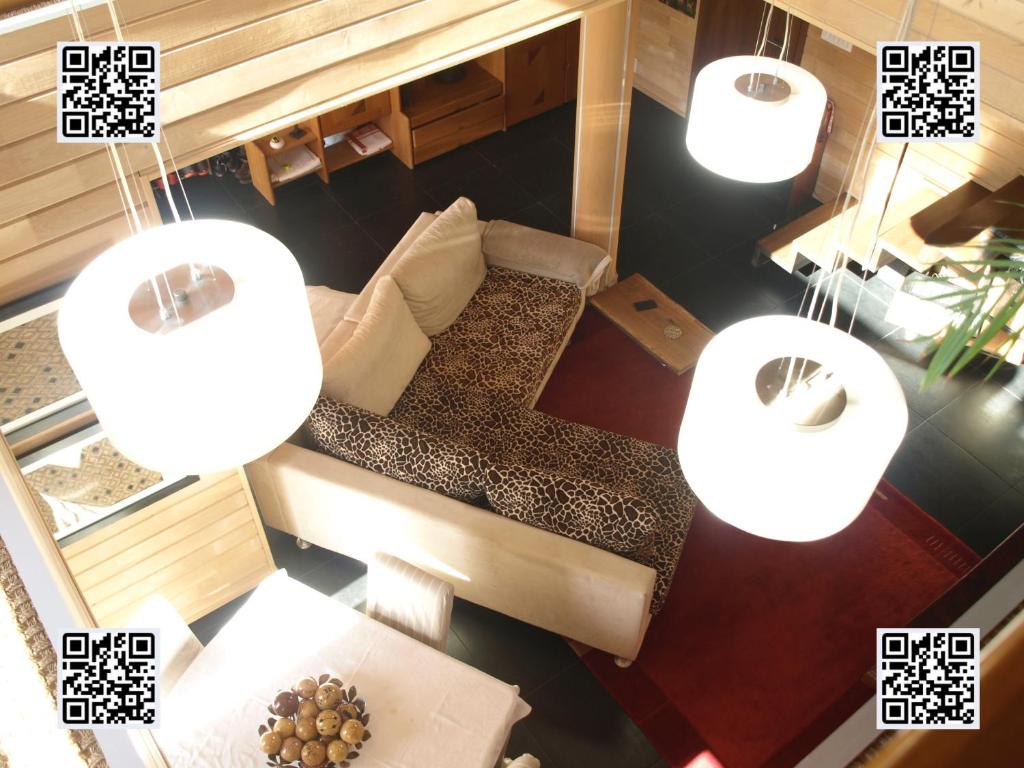 vista sul soffitto di un soggiorno con divano e luci di Riesling Stein Home a Mittelbergheim