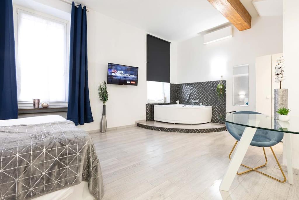 Телевизор и/или развлекательный центр в Trastevere Silver King Jacuzzi Suite