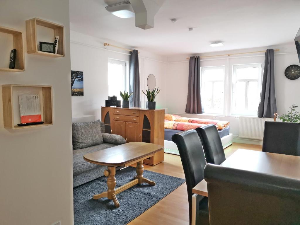- un salon avec une table et un canapé dans l'établissement Musashi Apartment 1, à Weimar
