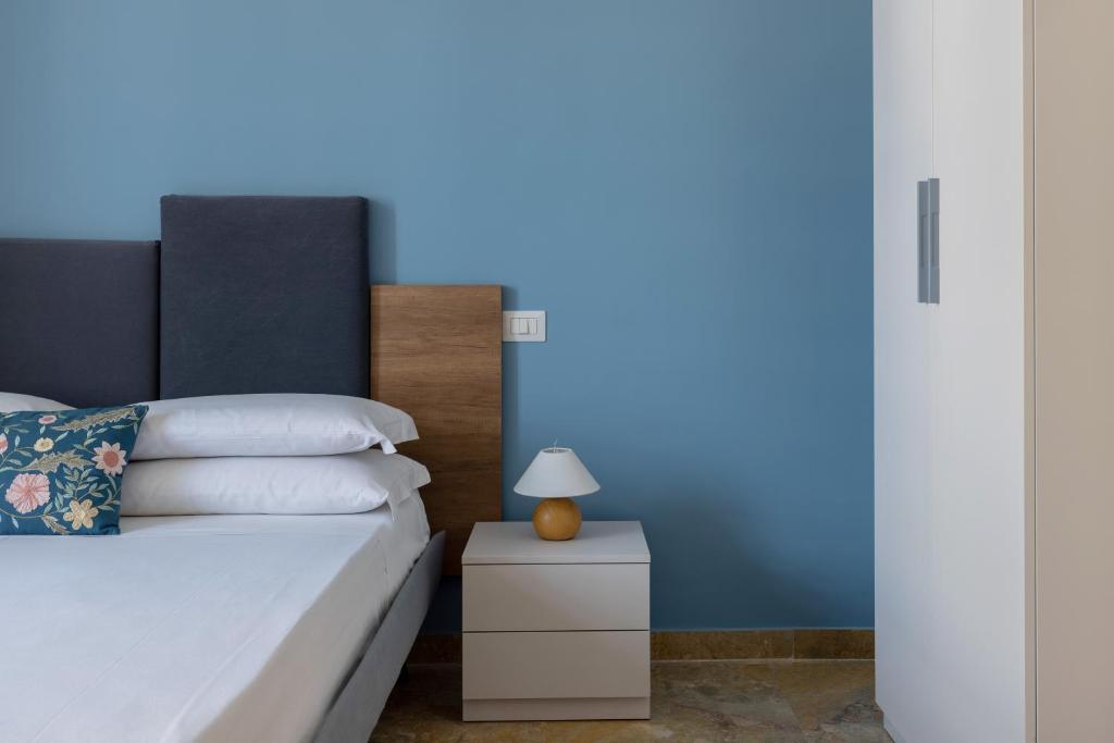 A bed or beds in a room at Il Sovrano