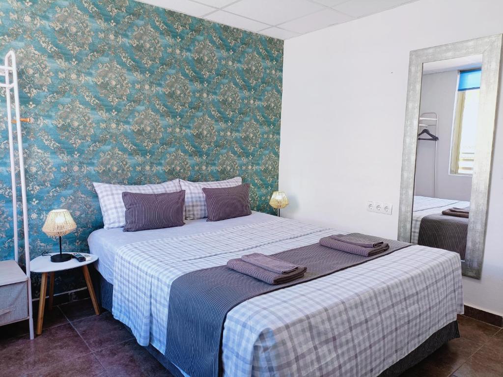 Gloria Host House - Double Room With Private Bathroom