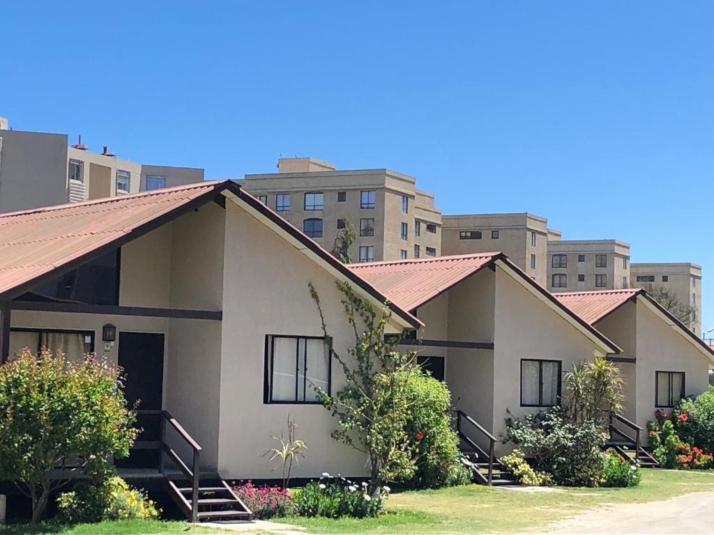 uma fila de casas em frente aos edifícios em Cabañas Florencia La Serena em La Serena