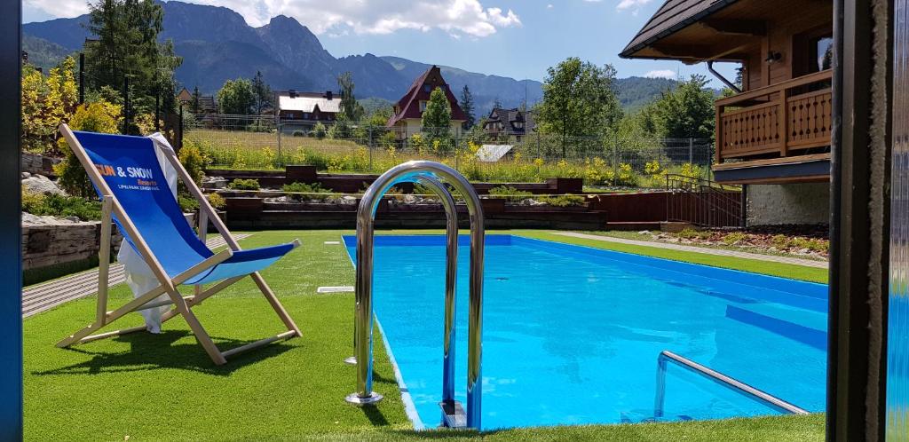 Bazén v ubytovaní Apartamenty Sun & Snow Resorts Lipki Park z sauną alebo v jeho blízkosti