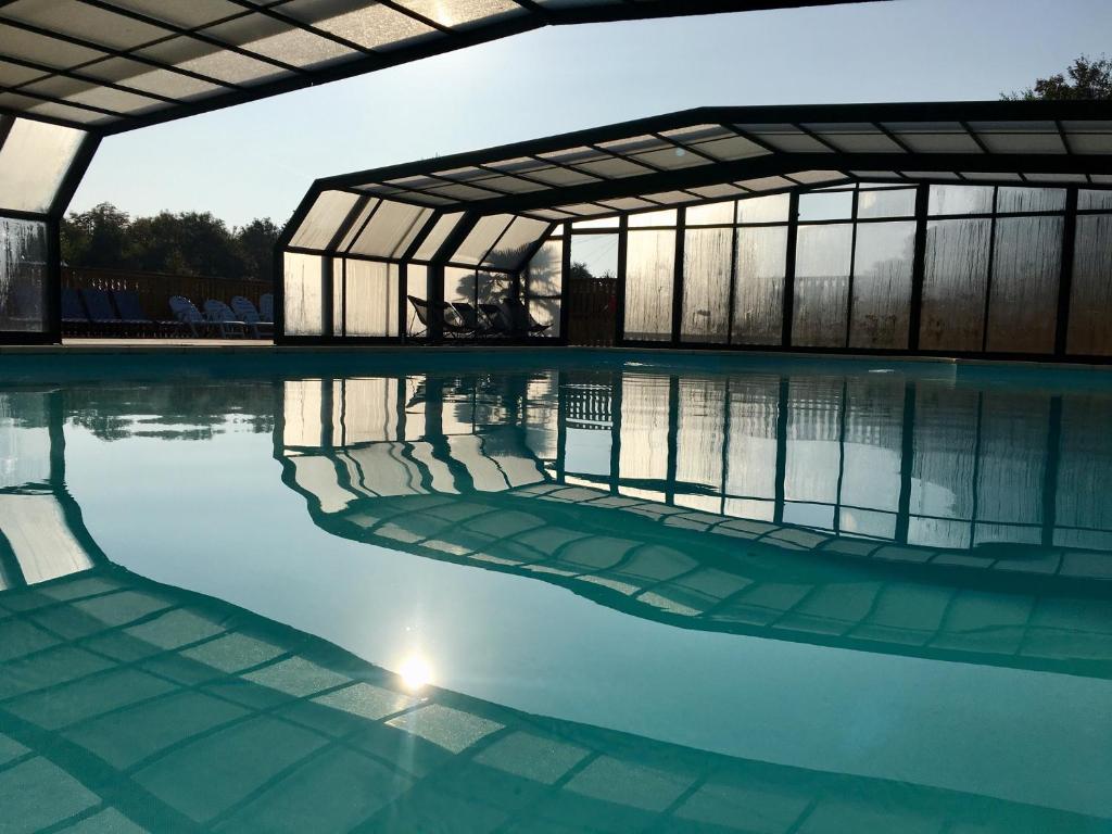 - une piscine avec un bâtiment à eau dans l'établissement Camping-Caravaning de la Mollière, à Groffliers