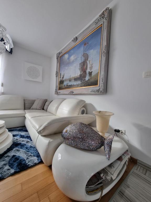 sala de estar con sofá blanco y mesa en Charming apartment, 2 garage parking en Split