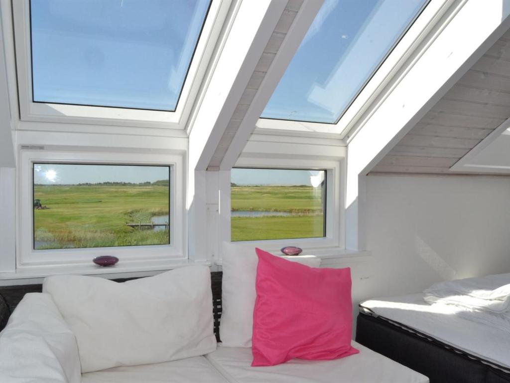 Habitación con sofá blanco y 2 ventanas en Apartment Drita - 2-3km from the sea in Western Jutland by Interhome, en Sønderby