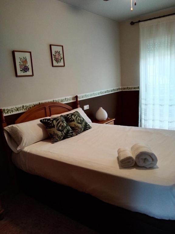 um quarto com uma cama grande com duas toalhas em El raconet del Riu em Deltebre
