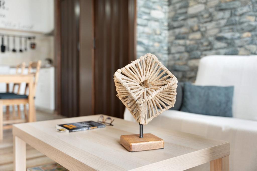 a wooden fan on a coffee table in a living room at Villa Luisa en Frontera in Tigaday