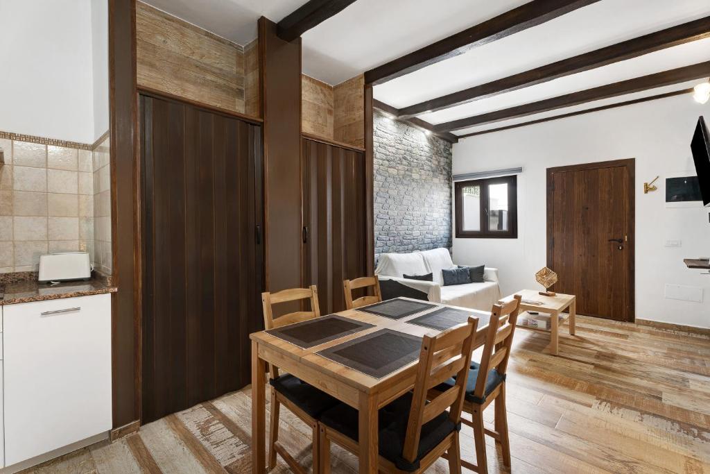 a kitchen and dining room with a wooden table and chairs at Villa Luisa en Frontera in Tigaday