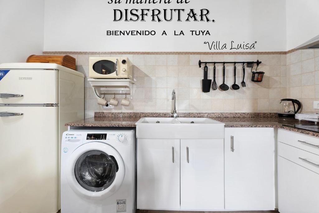 a kitchen with a washing machine and a sink at Villa Luisa en Frontera in Tigaday