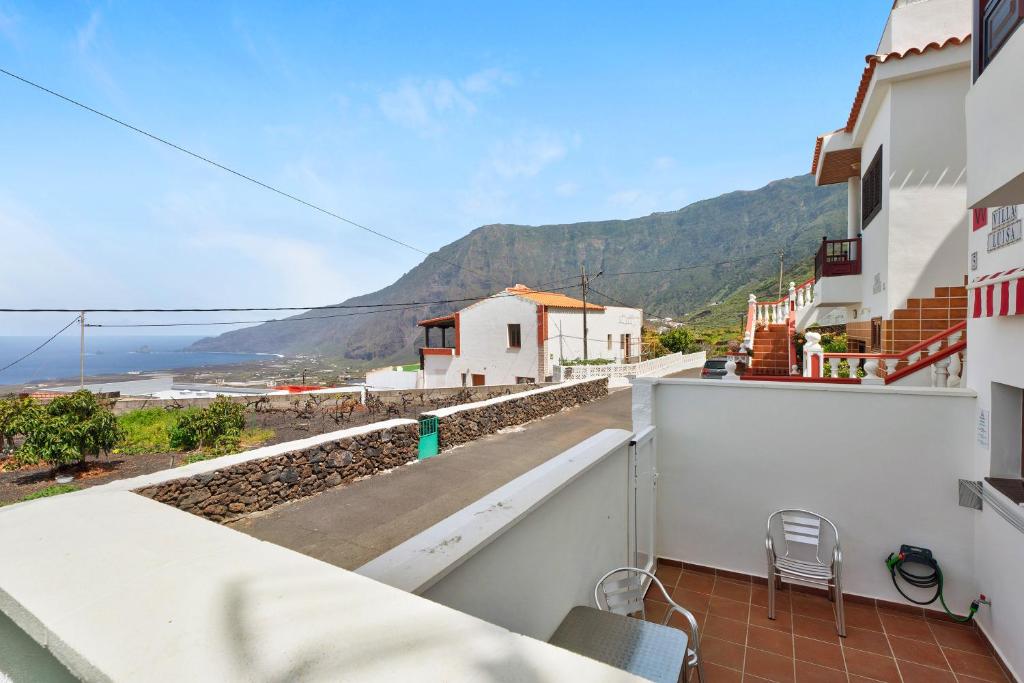 a balcony with a view of the ocean at Villa Luisa en Frontera in Tigaday