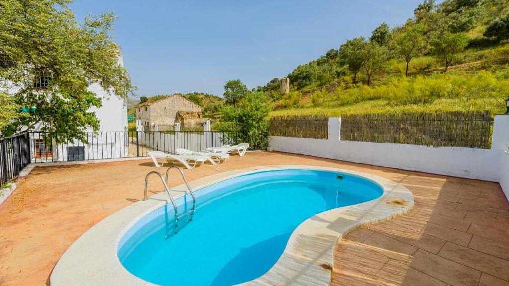 uma piscina no quintal de uma casa em La Carrasca II Priego de Córdoba by Ruralidays em Priego de Córdoba