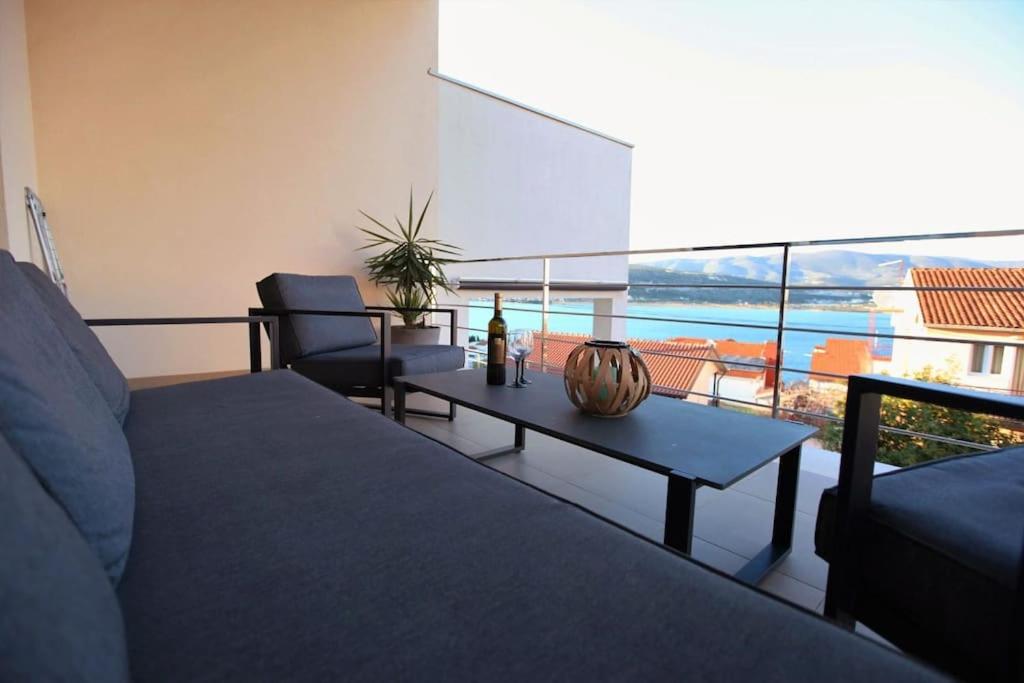 Luxury Villa Lana Apt, Seaview Terrace, Large Outdoor Space, BBQ في تروغير: غرفة معيشة مع أريكة وطاولة