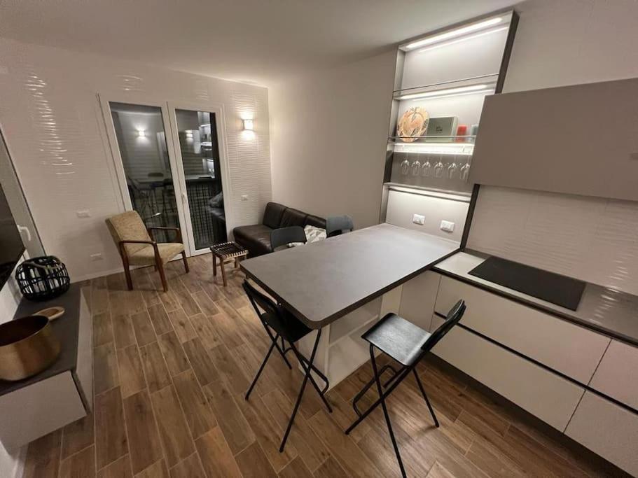 Hotel Pasolini Avenue Fiera Milano, a kitchen with a table and chairs in a room at Pasolini Avenue Fiera Milano in Milan