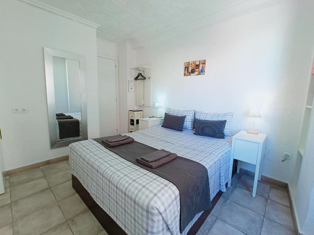 Gloria Host House - Double Room With Private Bathroom