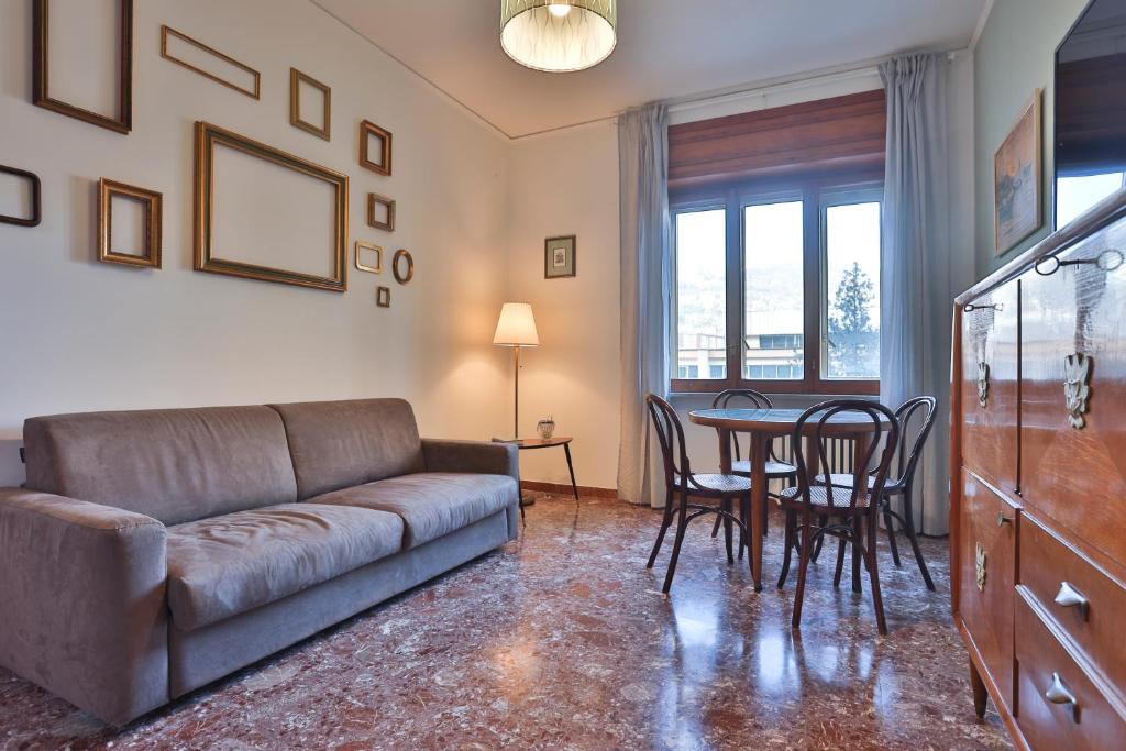 A seating area at GuestHost - Casa Vita Roomy Apartment