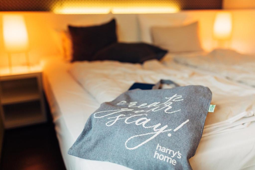 Letto o letti in una camera di harry's home Dornbirn hotel & apartments