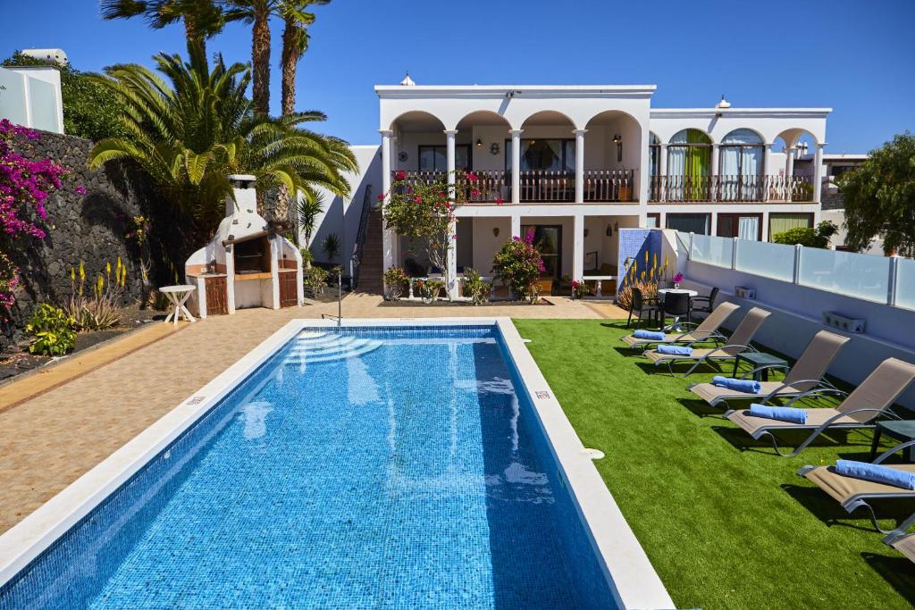 willa z basenem przed domem w obiekcie Casa Hawkeshead - LH108 By Villas Now Ltd w mieście Playa Blanca
