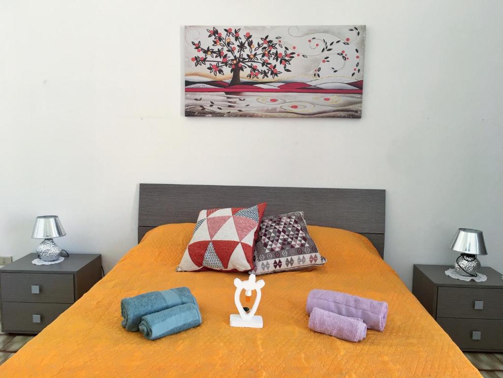 una camera da letto con un letto con cuscini sopra di Casa Veronica a Tricase