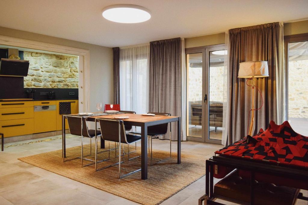 uma cozinha e sala de jantar com mesa e cadeiras em KelDomènech Apartment Bed Art em Besalú