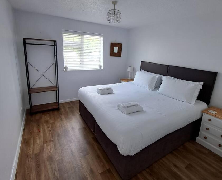 Een bed of bedden in een kamer bij Lovely 2-bedroom apartment close to the beach
