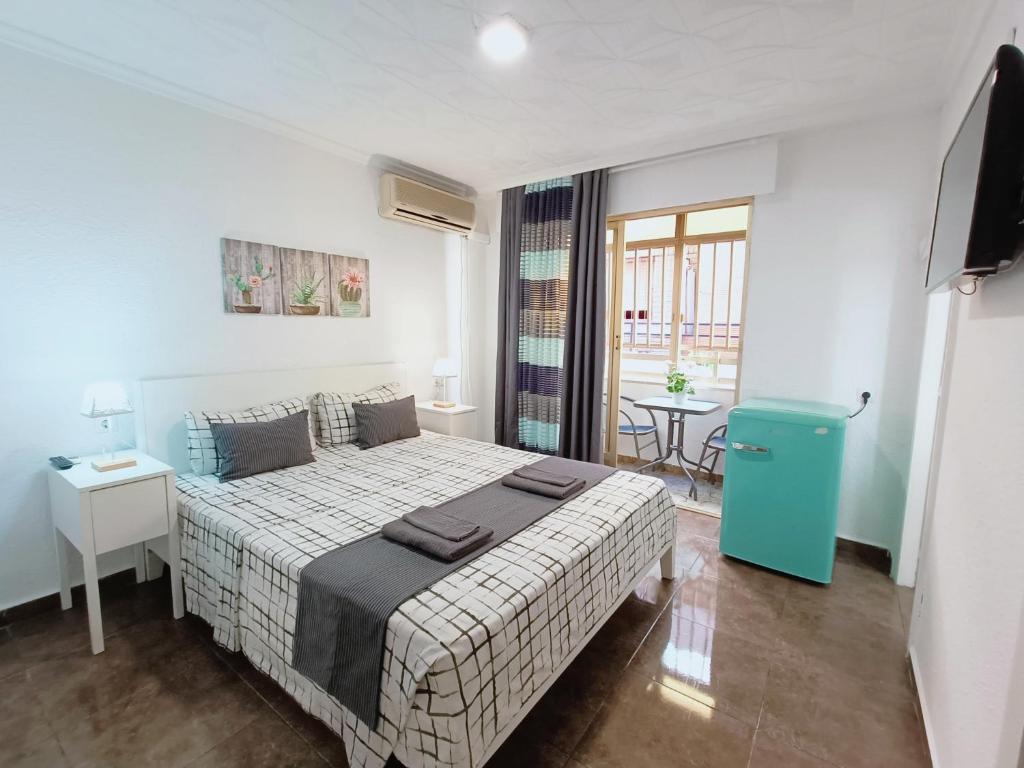 Gloria Host House - Double Room With Private Bathroom And Balcony