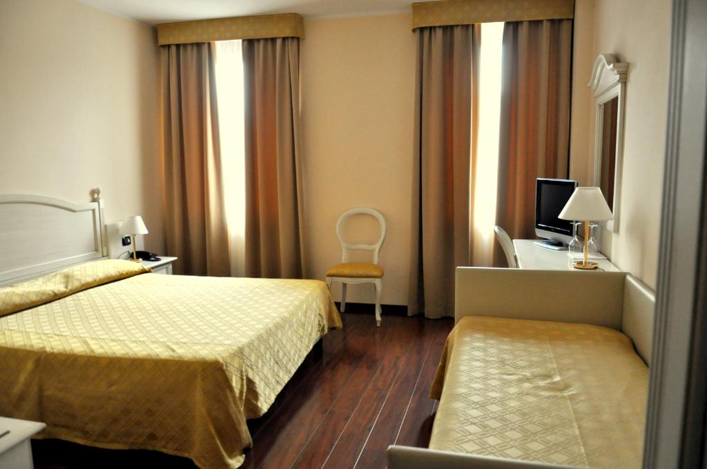 International Hotel - Habitación Triple Básica