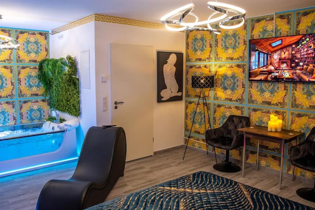 luxury Love Room Spa Whirlpool Jacuzzi في نورنبرغ: غرفة بحمام مع طاولة وكراسي
