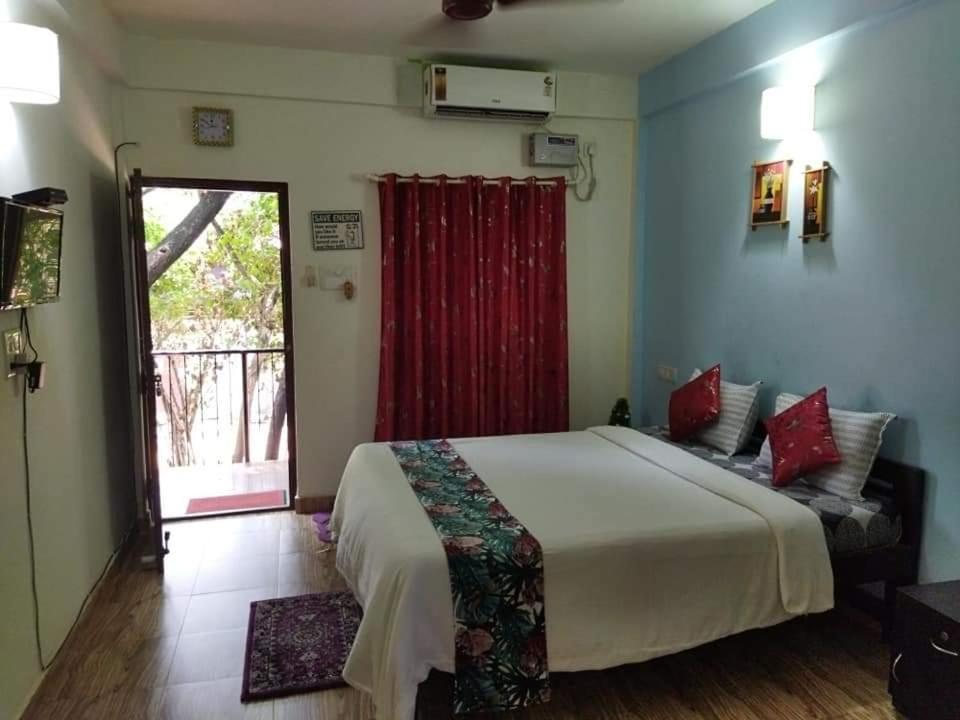 Postel nebo postele na pokoji v ubytování Spectrum Hub beach side Studio Apartment - Candolim - Goa