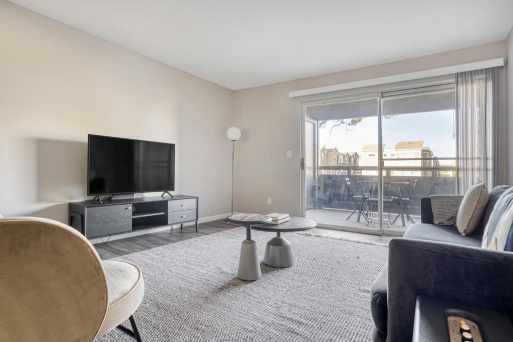Μια τηλεόραση ή/και κέντρο ψυχαγωγίας στο Sunnyvale 2BR w AC Parking Pool nr Apple SFO-662