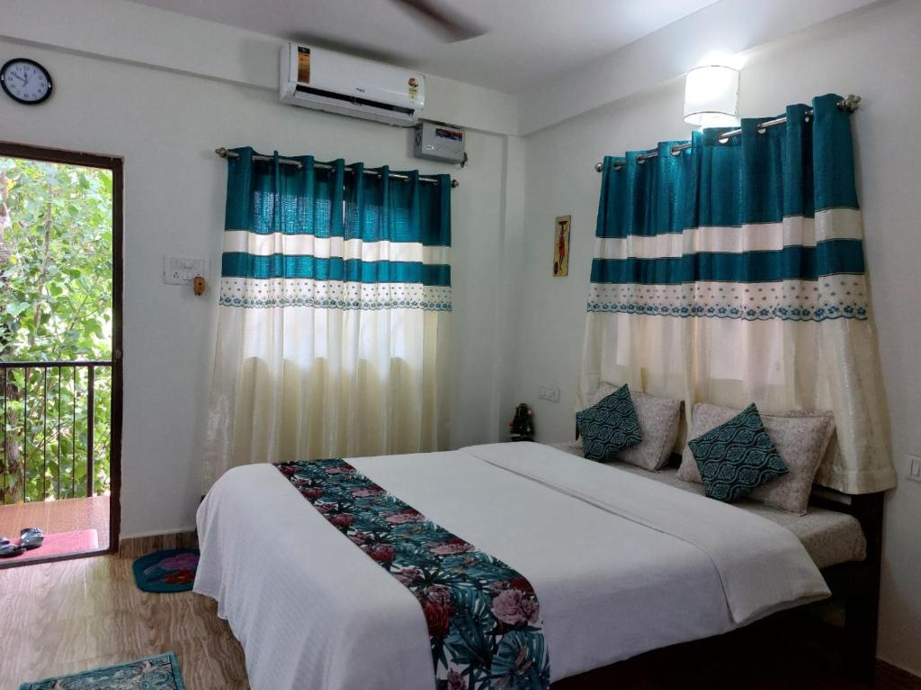 Postel nebo postele na pokoji v ubytování Spectrum Hub beach side Studio Apartment - Candolim - Goa