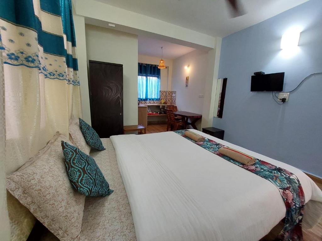 Postel nebo postele na pokoji v ubytování Spectrum Hub beach side Studio Apartment - Candolim - Goa