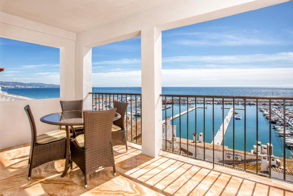 マルベーリャにあるPuerto Banus Penthouse With Panoramic Sea Viewsの海の景色を望むバルコニー(テーブル、椅子付)